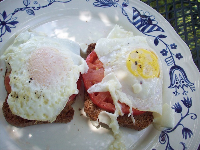 Egg, tomato and toast (Eat Me. Drink Me.)
