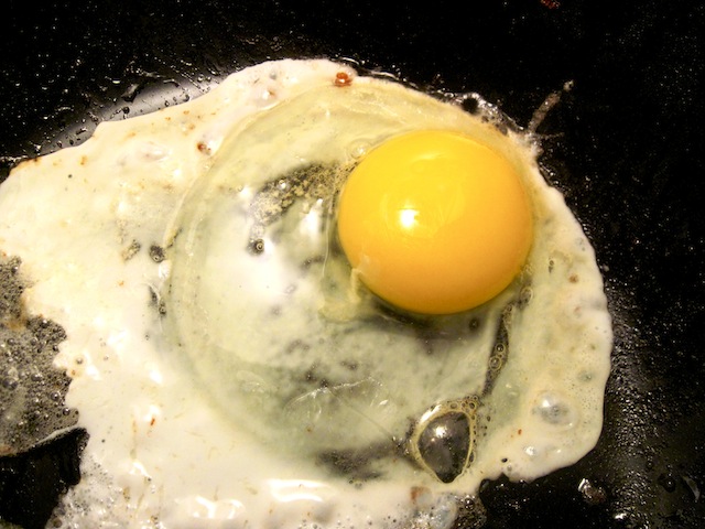 Frying an egg (Eat Me. Drink Me.)