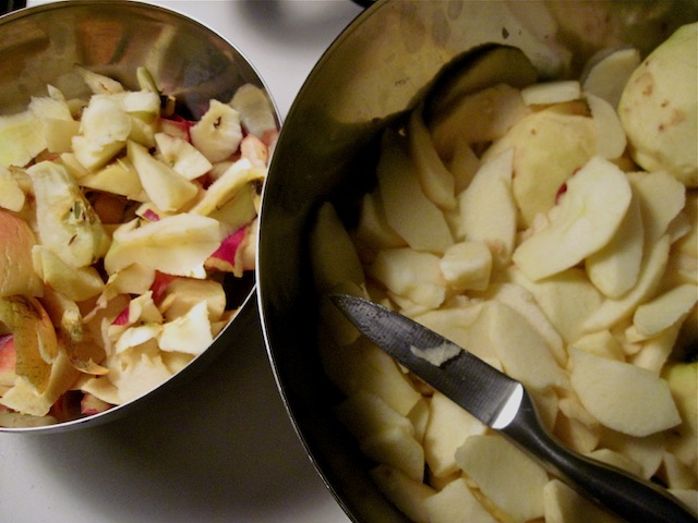 Cutting apples (Eat Me. Drink Me.)