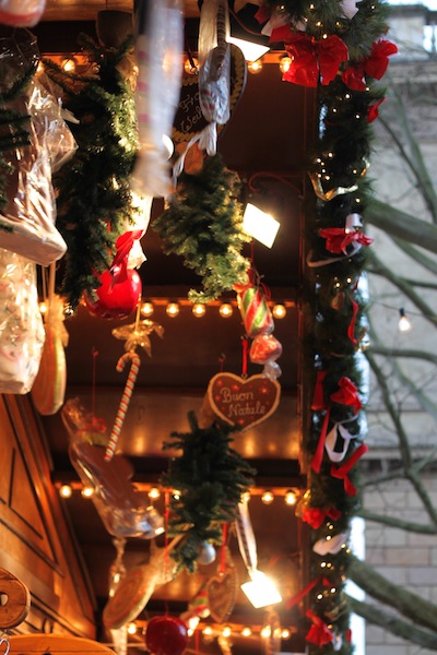 Evergreen huts at the Christmas market (Eat Me. Drink Me.)