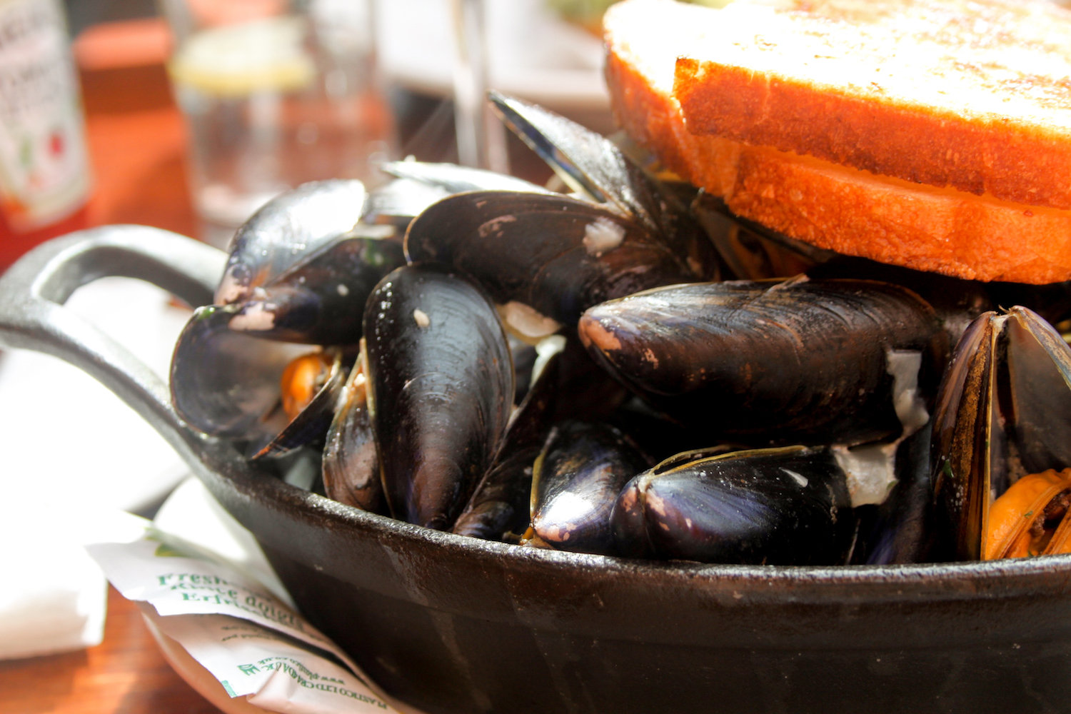 Mussels in white wine and garlic at The Oar House in Howth, Ireland (Eat Me. Drink Me.)