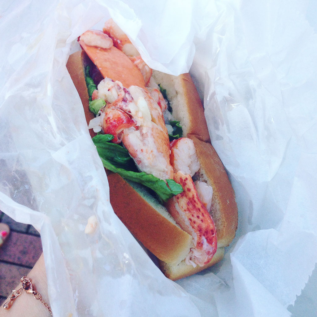 Lobster roll in Bar Harbor (Eat Me. Drink Me.)